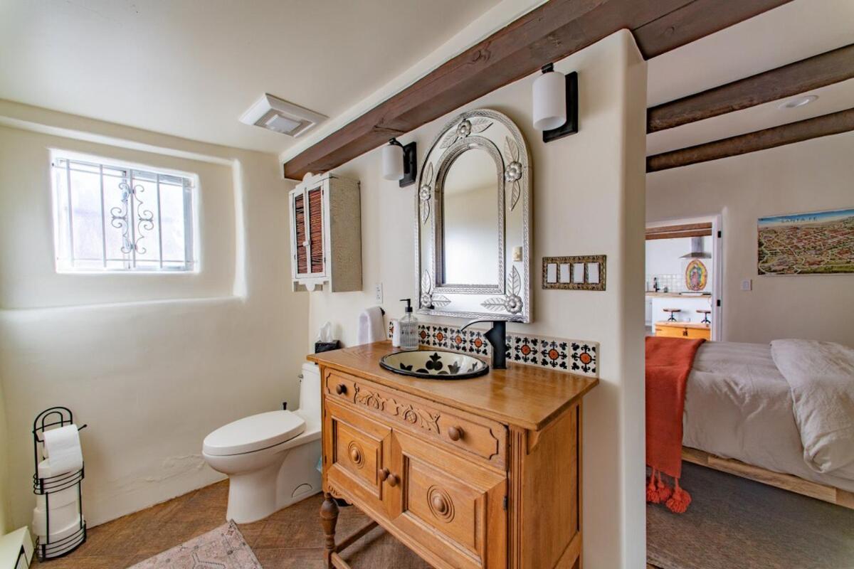 Historic Adobe Casita Downtown Specious 620 Sq Ft, King Bed And Patio *