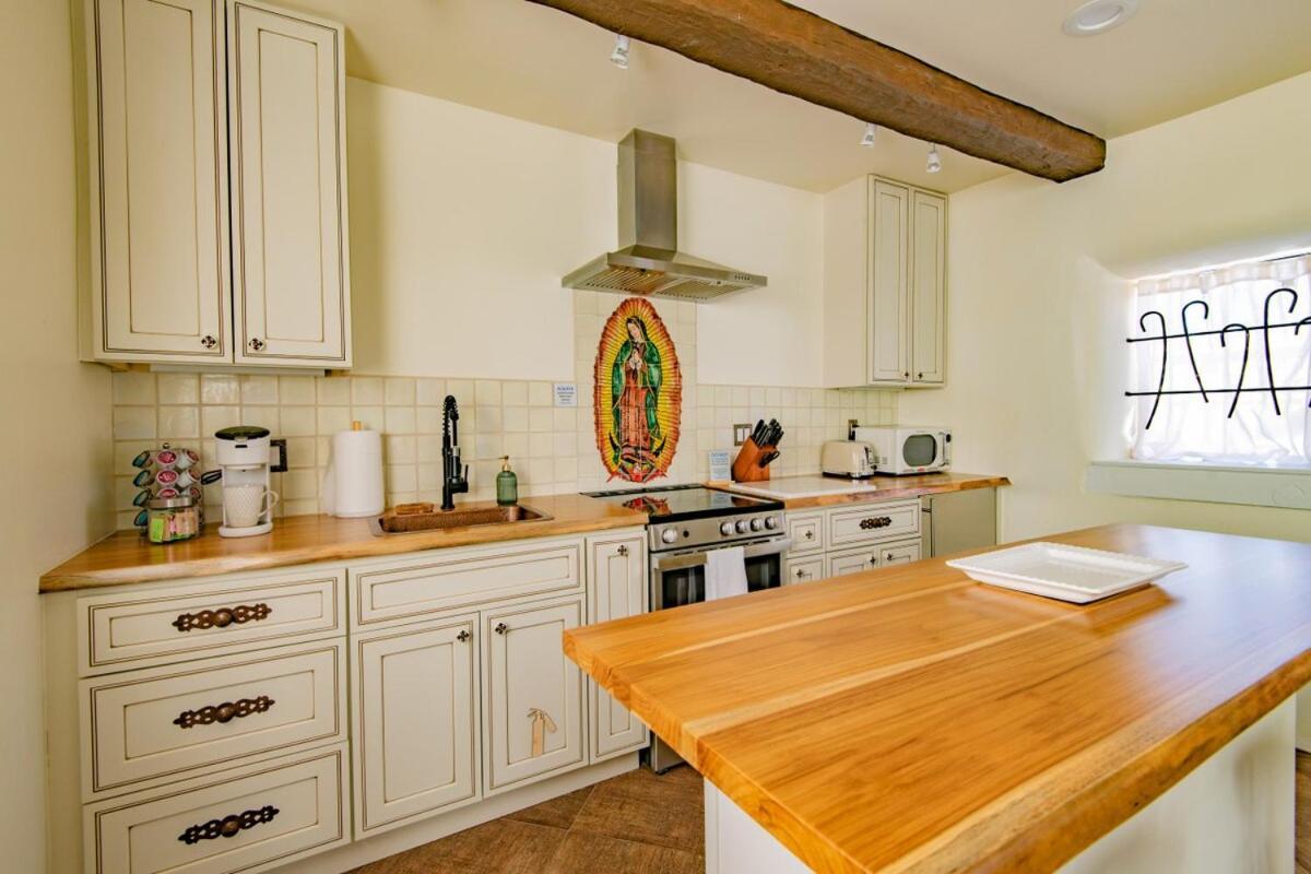 Historic Adobe Casita Downtown Specious 620 Sq Ft, King Bed And Patio *